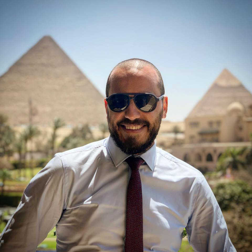دكتور محمد توفيق مدرس جراحات الشبكية والجسم الزجاجى