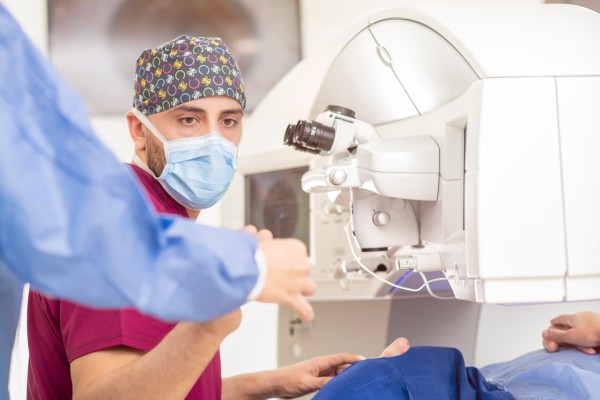 عملية علاج المياه البيضاء في العين